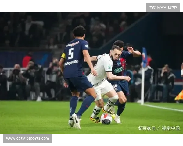 里尔球迷主场高歌，为球队战胜马赛助威