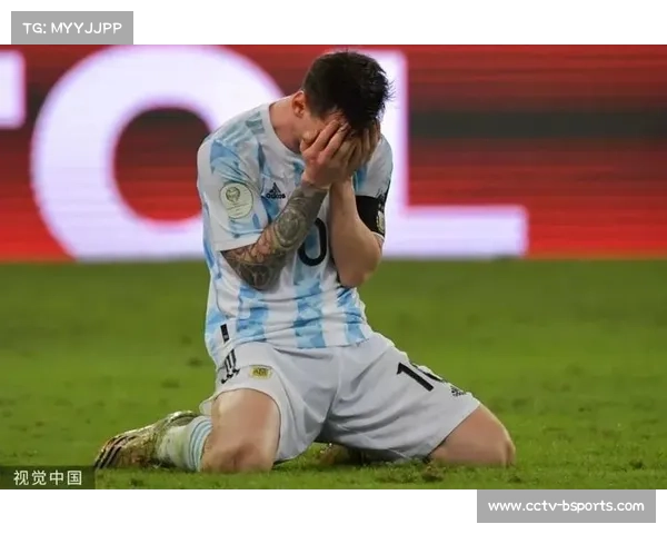 终场哨响,亚特兰大主帅帕拉蒂诺面露遗憾神情 终场哨响,亚特兰大主帅帕拉蒂诺面露遗憾神情