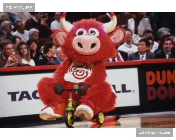 白袜队吉祥物在南区看台与球迷进行“疯狂舞蹈挑战”